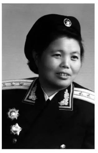 戰士責任重！記參加歷屆全國人大的軍隊女英模代表